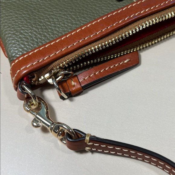 🦆 DOONEY & BOURKE LARGE SLIM OLIVE AND BROWN TWO TONE LEATHER WRISTLET BAG